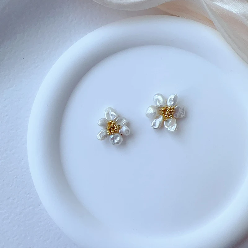 Dames oorbellen met natuurlijke barok parel bloem. Handgemaakte sieraden. Perfect cadeau voor haar. Uniek en verfijnd design. Tijdloze elegantie.
