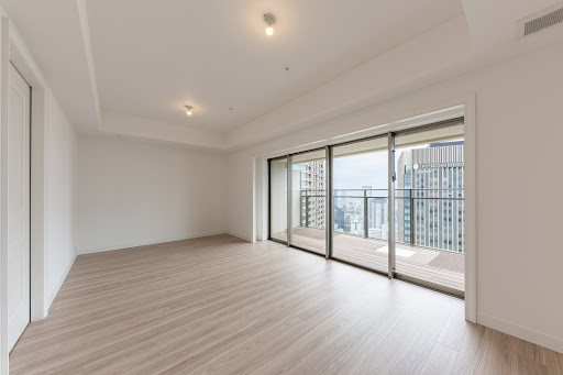 Spacious living room with city view - Prestige property for sale in Osaka, 2 bedrooms