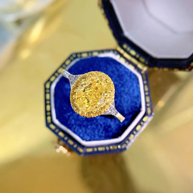Bague mode diamant jaune carbone élevé, design simple et élégant. Un bijou tendance pour un look sophistiqué et brillant. Idéal pour femmes.