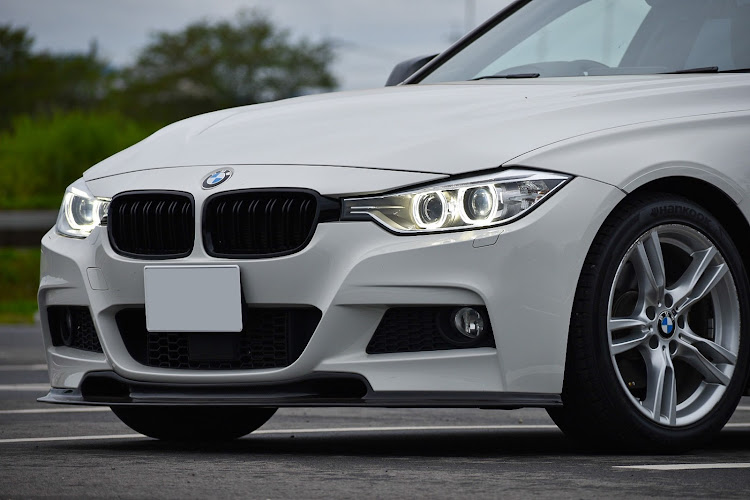 3シリーズ ツーリングのリップスポイラー・車高調・ツライチ・シャコタンツライチに関するカスタム事例の投稿画像1枚目