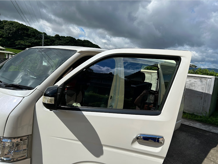 ハイエースバンの洒落屯車・ken1works.・７月もよろしくお願いいたします・フィルム貼り・熱中症に気をつけて!!に関するカスタム事例の投稿画像4枚目