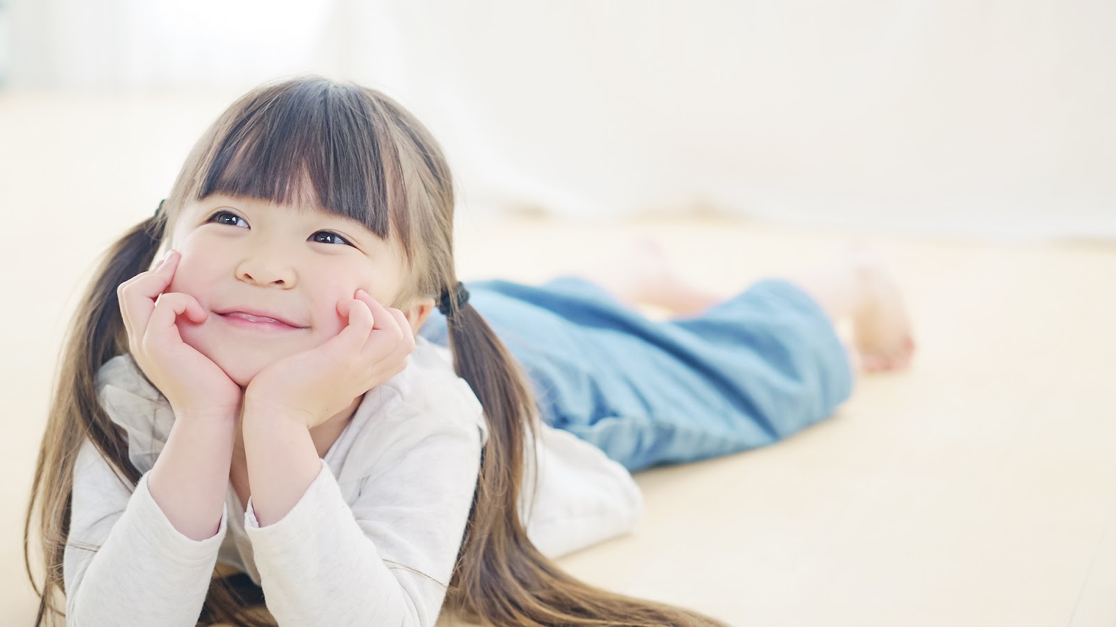 暖房の効いた部屋で寝転ぶ女の子