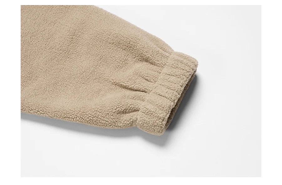 Warme katoenen jas met opstaande kraag en dubbele ritssluiting. Blijf warm en stijlvol in deze essentiële winterkleding.