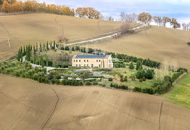 Corps de ferme avec jardin et piscine 10