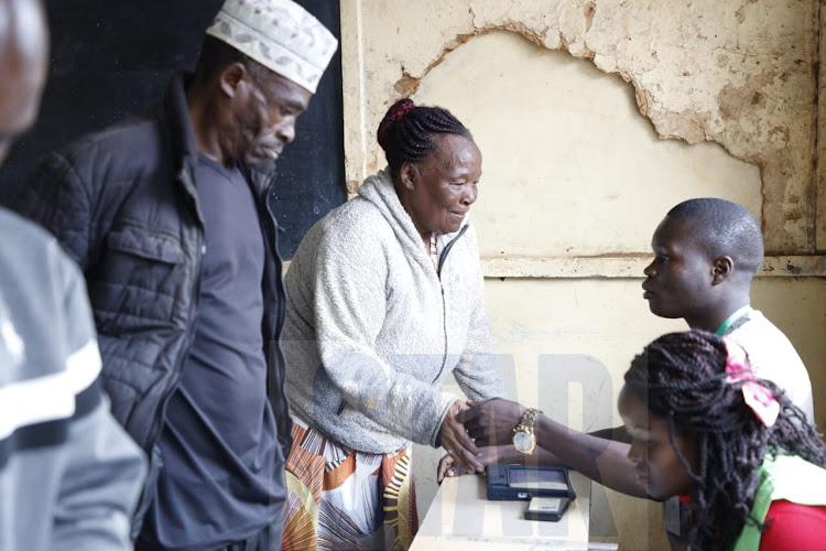 A voter casting her vote at Kibra primary polling station./Victor Imboto