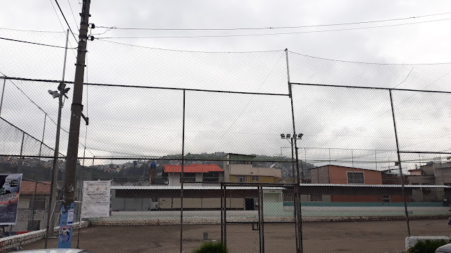 Opiniones de Cancha De Fútbol San Pedro Y San Pablo en Quito - Campo de fútbol