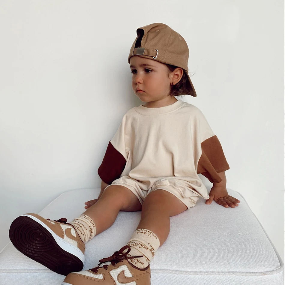 Baby Boy Jumpsuit mit Dreiecks-Stitching, Kurzarm, einfarbig, perfekt für warme Tage. Bequem und stilvoll, ideal für Babys.
