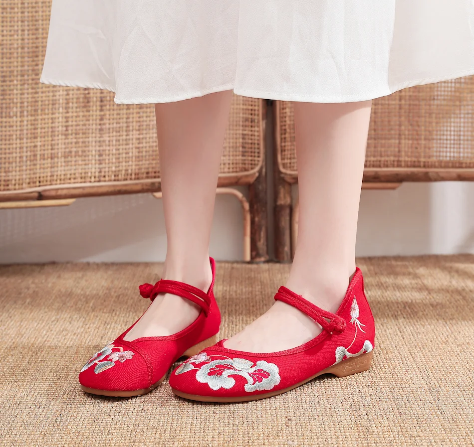Damskie szpilki z haftem kwiatowym idealne do cheongsam. Stylowe i eleganckie obuwie, które podkreśli Twoją kobiecość i urodę.