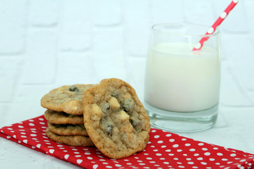 5 delicious cookies and a glass of milk