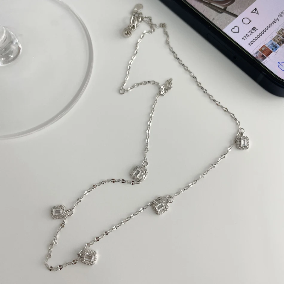 Collier de clavicule pour femme en argent sterling S925 avec petits diamants carrés. Bijou fin, cadeau idéal.