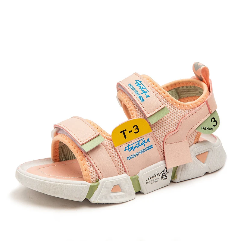 Grote kinderschoenen met zachte zool, antislip strandschoenen voor kleine jongens in de zomer. Veilig en comfortabel voor op het strand.
