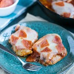 Low Carb Pizza Chicken Skillet was pinched from <a href="https://lowcarbyum.com/low-carb-pizza-chicken/" target="_blank">lowcarbyum.com.</a>