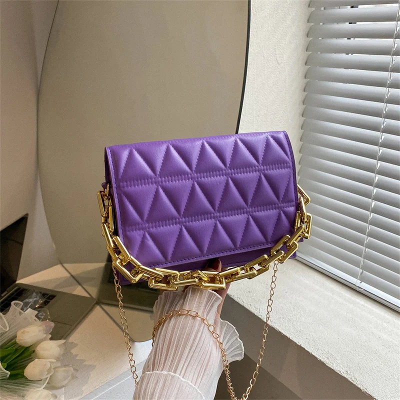 Einfarbige Umhängetasche mit schlichter Kette, ideal für Damen. Eine stilvolle und praktische Tasche für Alltag und Abend, bietet Komfort und Eleganz.