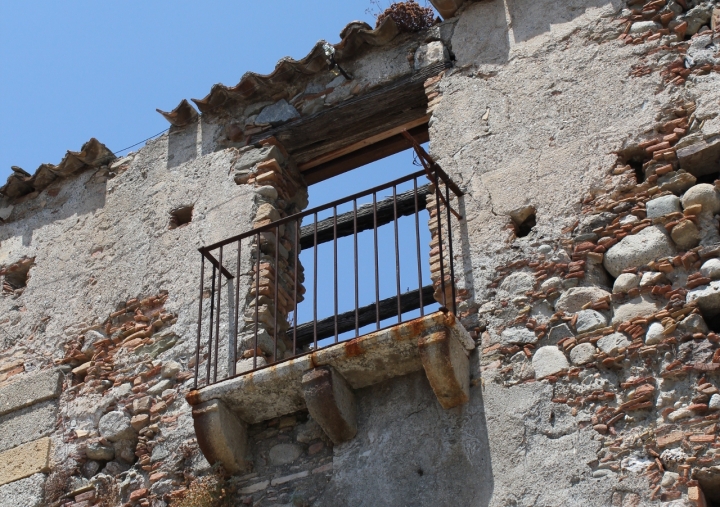 Un balcone con vista cielo di nicolamirenzi