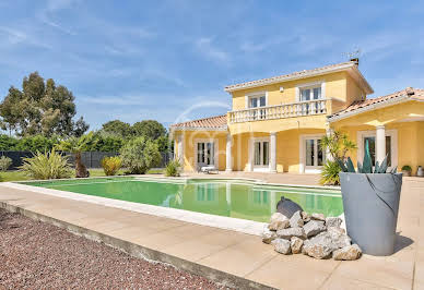 Villa with pool and garden 19