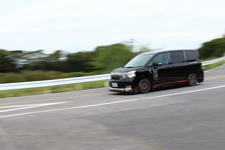 ヴォクシーのzrr70 NOAH・三ヶ根山スカイライン・コラボ写真館・ミニバン走り屋チーム（笑）・流し撮りに関するカスタム事例の投稿画像1枚目