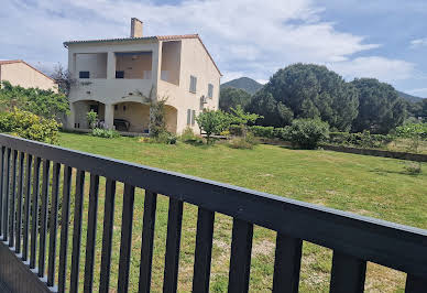 Propriété en bord de mer avec jardin 11