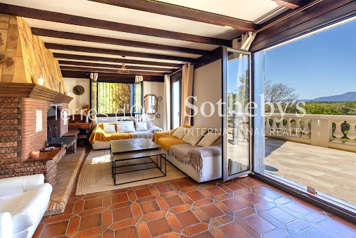 House with pool and terrace 4