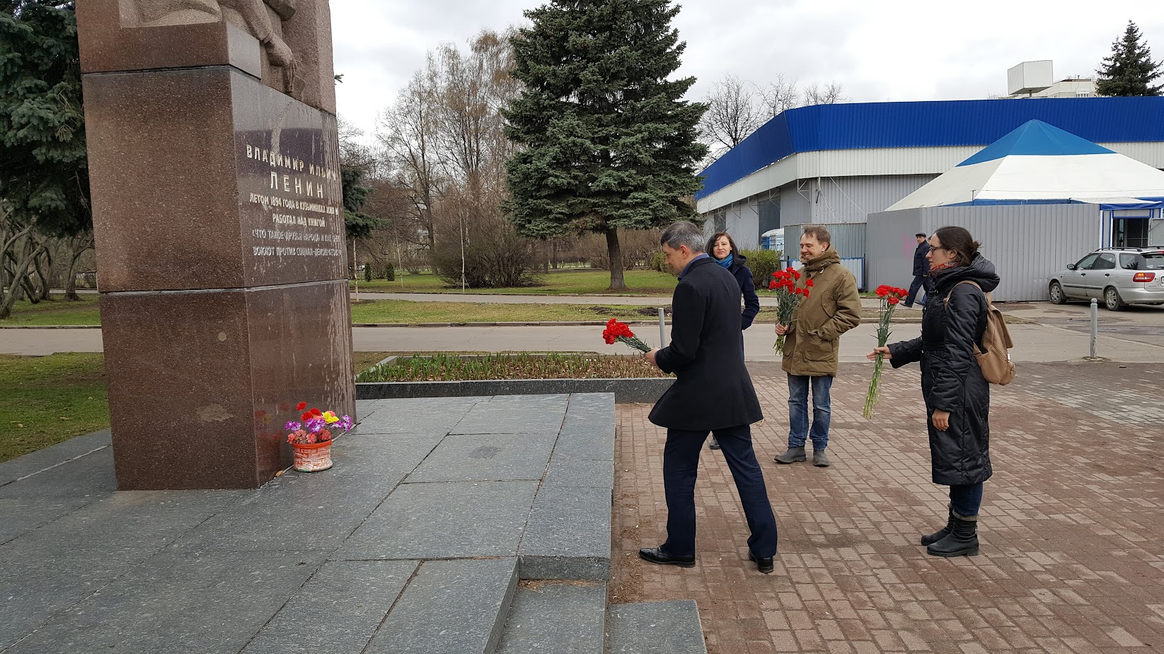 Возложение цветов к памятнику Ленина у входа в парк «Кузьминки»