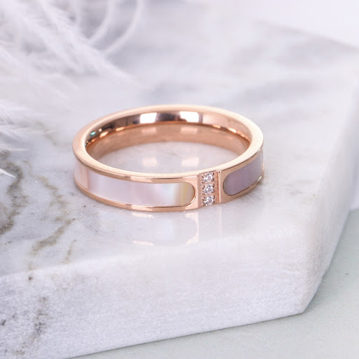 Title 4, Fashionable shell ring inlaid with three diamon...