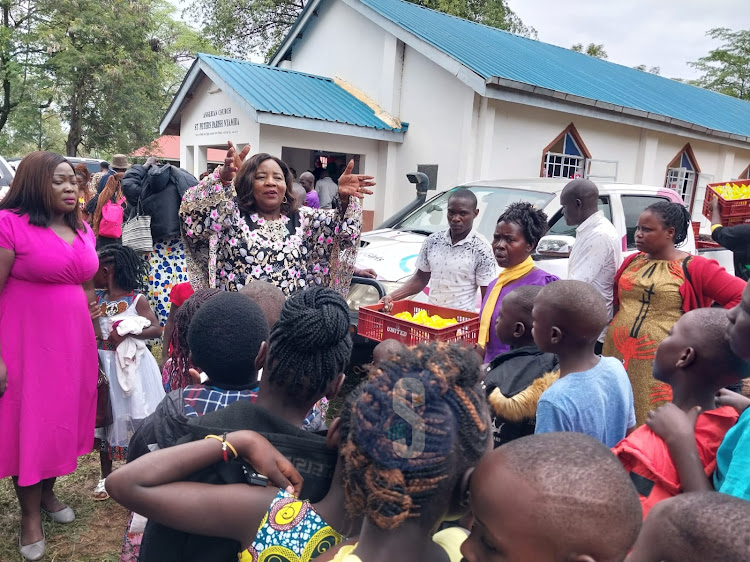 Ida Odinga distributing packed bread to children and teenagers at St Peters ACK in Nyamira shortly after church service on Christmas Day, December 25, 2022.