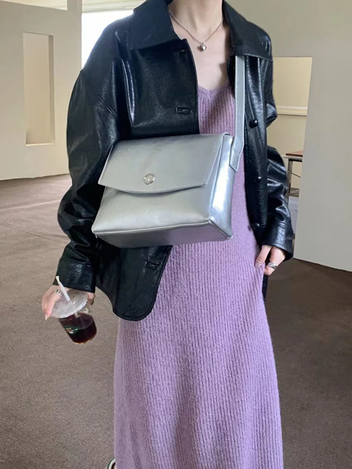 Bolso de mano retro de gran capacidad para el día a día. Diseño texturizado, ideal para viajes, trabajo o compras. Transporte todo con estilo y comodidad.