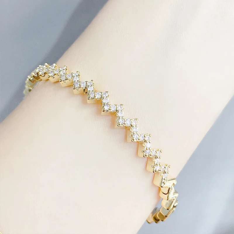 Bracelet femme ajustable avec zircon micro-sertis, élégant et tendance, extensible pour un ajustement parfait et un style raffiné.