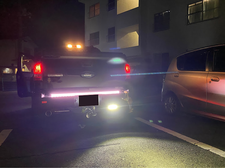 エクスプローラースポーツトラックのフォードエクスプローラースポーツトラック・アメ車・テールゲートバー・DIY・バックライトLEDに関するカスタム事例の投稿画像1枚目