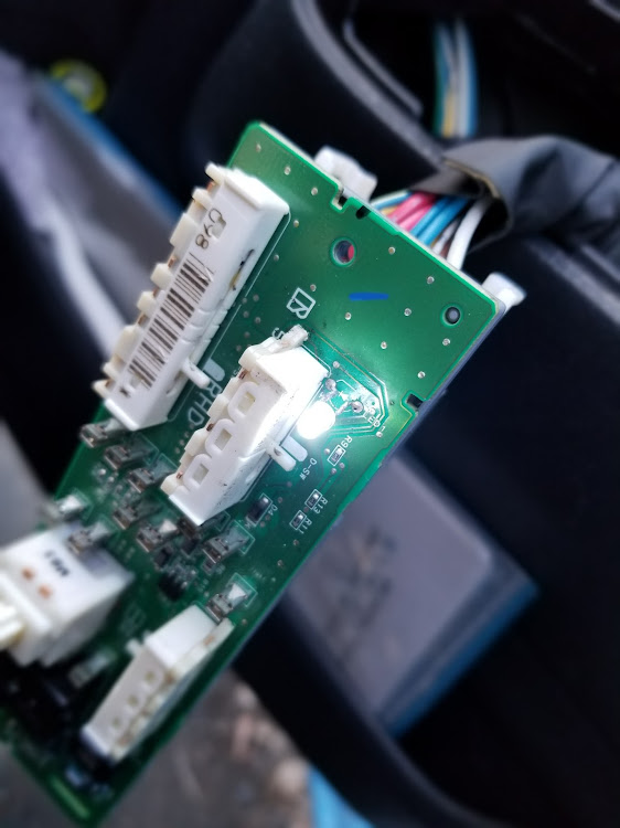 ハイエースバンのDIY・スイッチLED化！・何故つきっぱなし⁉️に関するカスタム事例の投稿画像3枚目