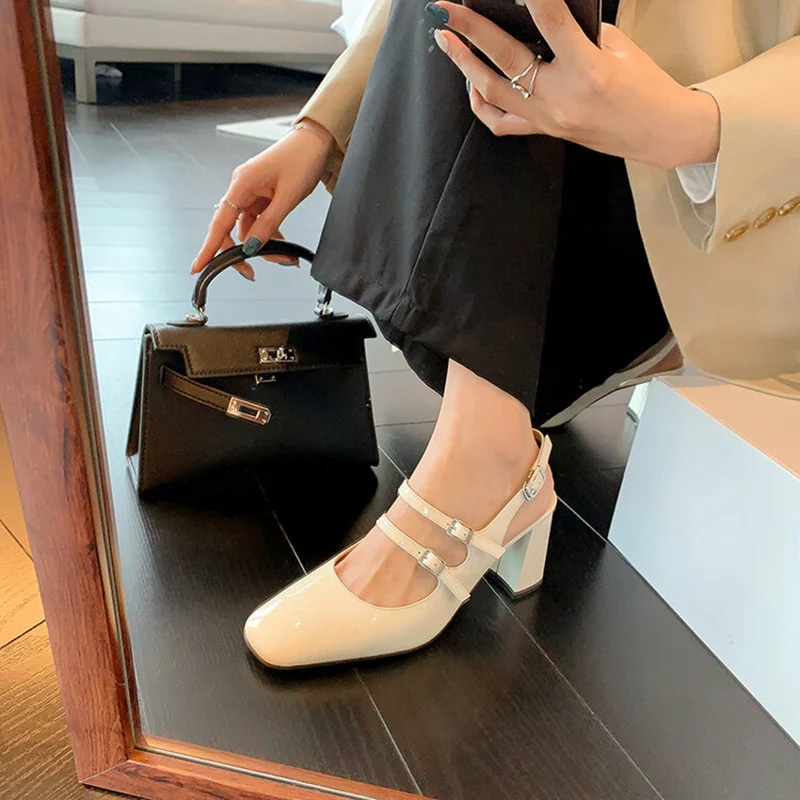 Sandales ouvertes femme en cuir véritable, talon épais, bout rond et boucle arrière. Confort et style pour toutes les occasions, un incontournable.