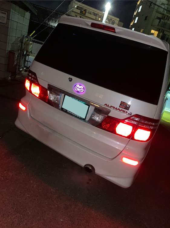 アルファードの10アルファード・少しイメチェン・ステッカー貼り・センス無い・相互フォローに関するカスタム事例の投稿画像1枚目