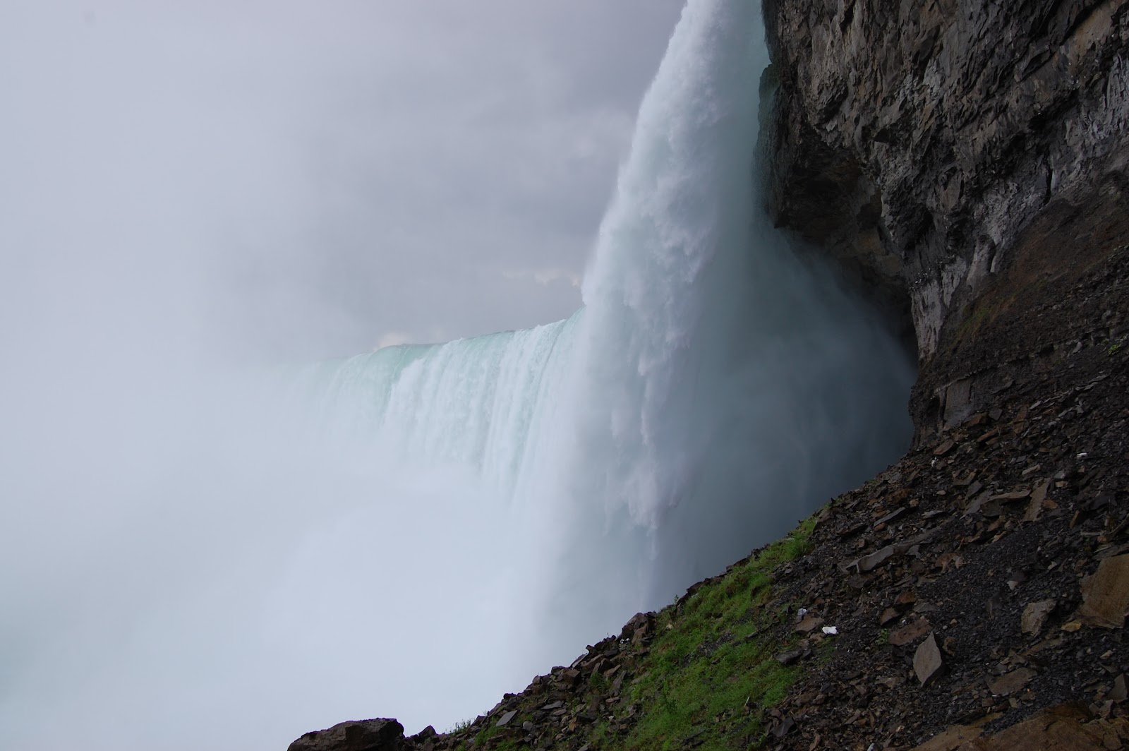 File:Journey Behind The Falls Niagara Falls01.JPG - Wikimedia Commons