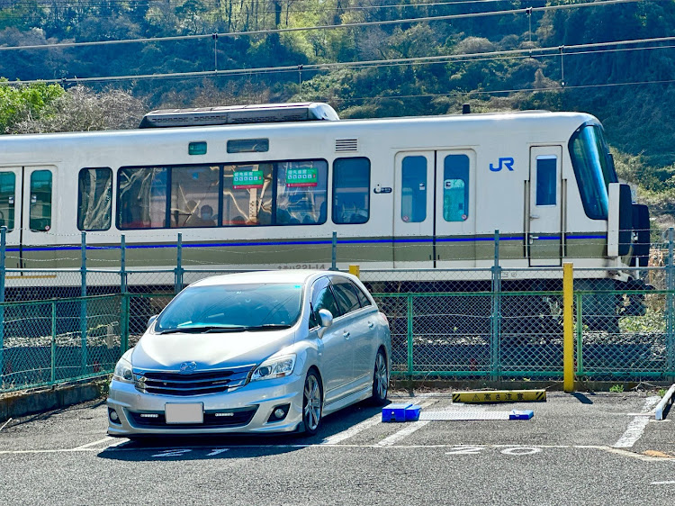 マークXジオの3月もよろしくお願いします・山登り⛰️・電車とコラボ！・快晴☀️・マークXジオに関するカスタム事例の投稿画像1枚目