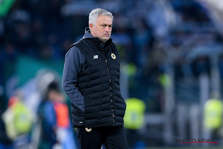 Mourinho niet tevreden na nederlaag in Conference League: "We spelen op een plastic veld"