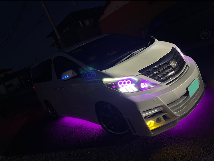 アルファードのアルファード・クルマ好きと繋がりたい・車高調整・ヘッドライト・アンダーネオンに関するカスタム事例の投稿画像1枚目