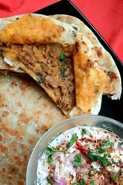 Mutton Keema Parantha With Gravy