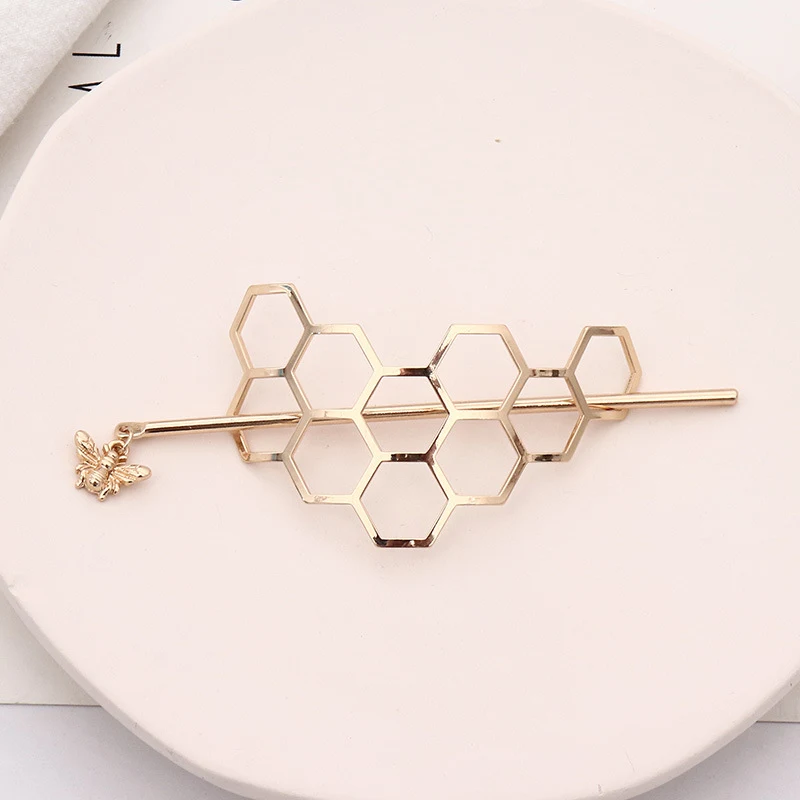 Barrette géométrique en métal Design simple et moderne. Accessoire de coiffure élégant pour maintenir vos cheveux avec sophistication.