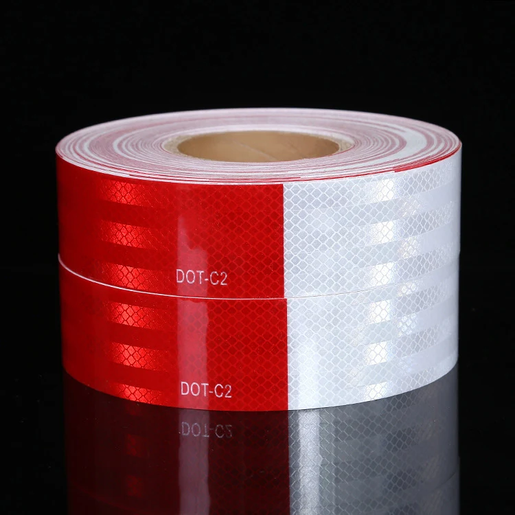 DOT-C2 Rood-Wit Tape Reflecterende Film voor Huisdieren. Verbeter de veiligheid op de weg met uitstekende zichtbaarheid voor voertuigen.