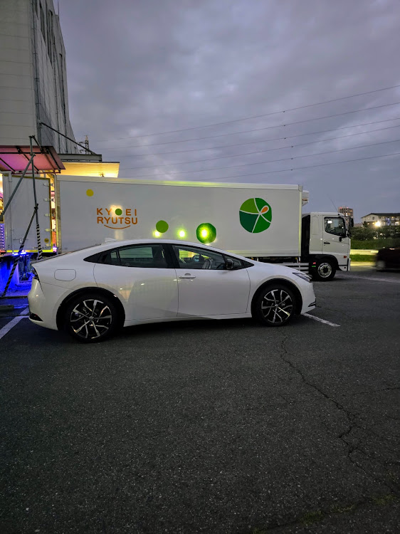 プリウスの武蔵野フーズ所沢工場・自宅の駐車場に関するカスタム事例の投稿画像3枚目