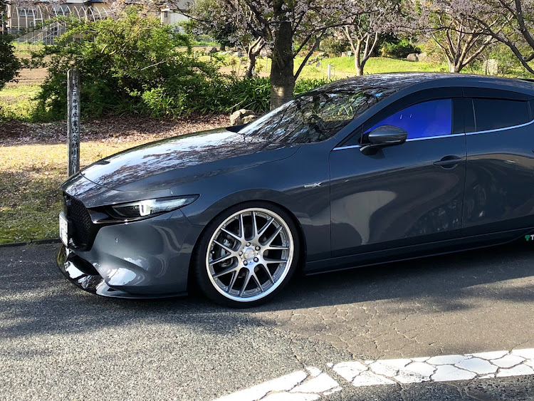 MAZDA3のフォロワー様からのいいね👍️に感謝・お題に乗っかってみた・縦構図選手権・愛車の横顔に関するカスタム事例の投稿画像3枚目