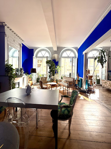 Bright living room with vivid blue wall in this luxury property for sale in Bordeaux ($1,021,017 - 212 m²)
