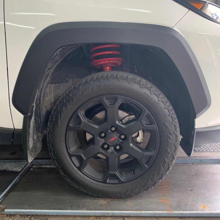 RAV4のタナベUP210・リフトアップ・KTS平和島店・TRDセンターキャップに関するカスタム事例の投稿画像3枚目