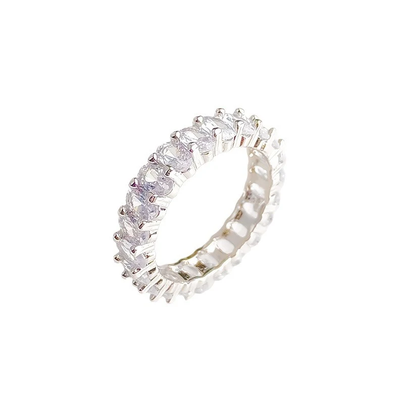 Anel de zircônia oval com diamantes de estrela, uma joia deslumbrante que adiciona brilho e sofisticação ao seu visual em qualquer evento.