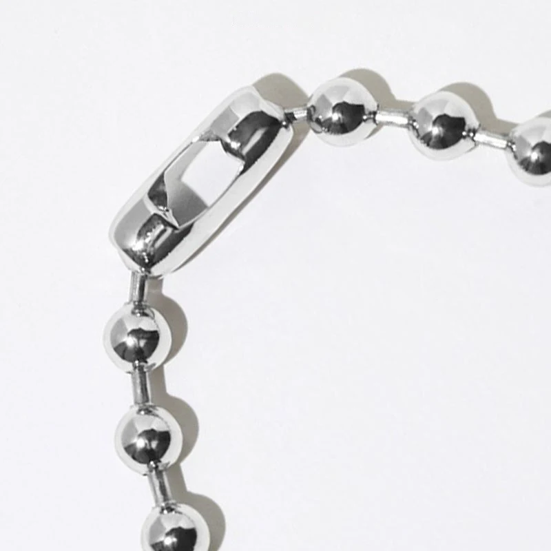 Metalen kralenketting, eenvoudig en trendy ontwerp. Een geavanceerd, basis sieraad voor dagelijks gebruik, perfect voor elke outfit.