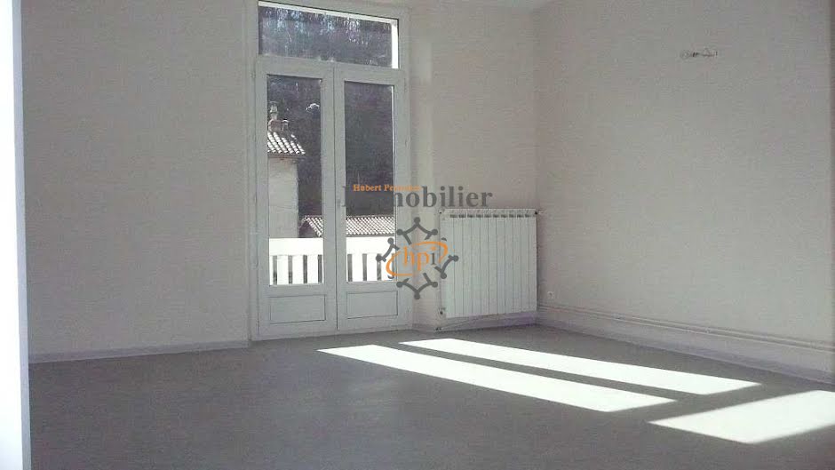 Location  appartement 2 pièces 64 m² à Saint-Affrique (12400), 393 €