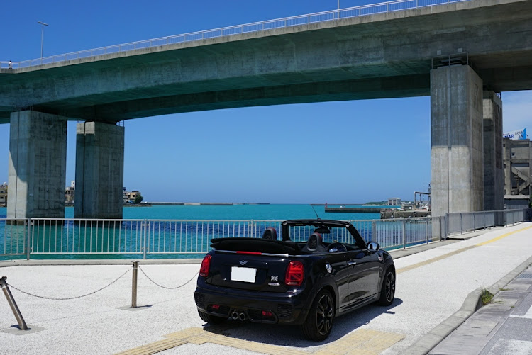 ミニジョンクーパーワークスの海をバックに・オープン・沖縄・MINI・雲好きに関するカスタム事例の投稿画像2枚目