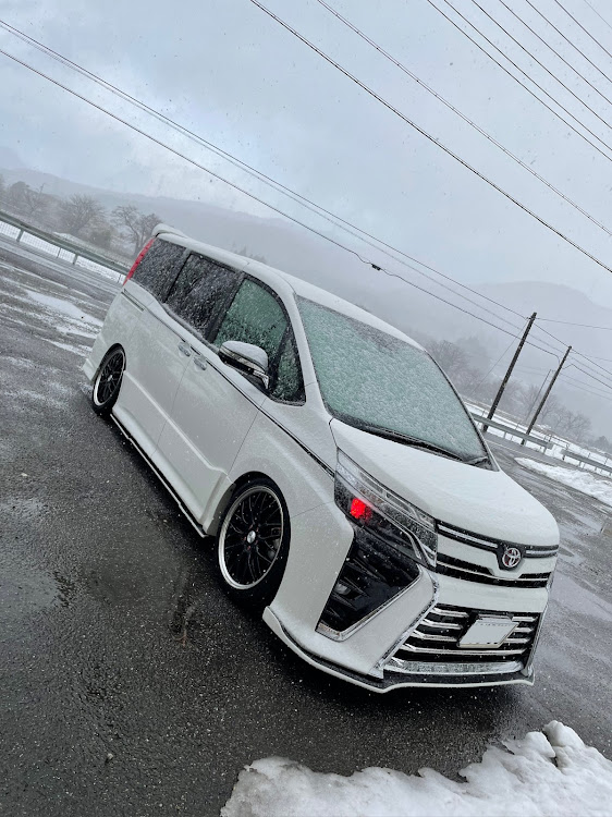 ヴォクシーのまだ雪・80ヴォクシー・夜勤・いつまで降るこの雪・車庫入れに関するカスタム事例の投稿画像1枚目