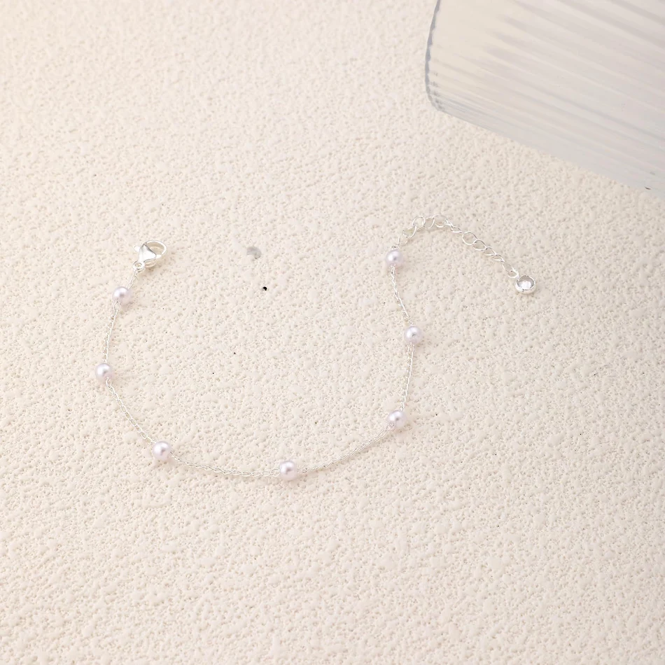 Pulseira feminina simples e versátil com personalidade. Ideal para uso diário, adapta-se a qualquer look, realçando sua individualidade.