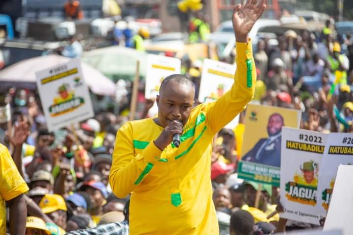 Starehe MP Charles Jaguar addressing Nairobi residents at Muthurwa Market on Wednesday, March 16, 2022.