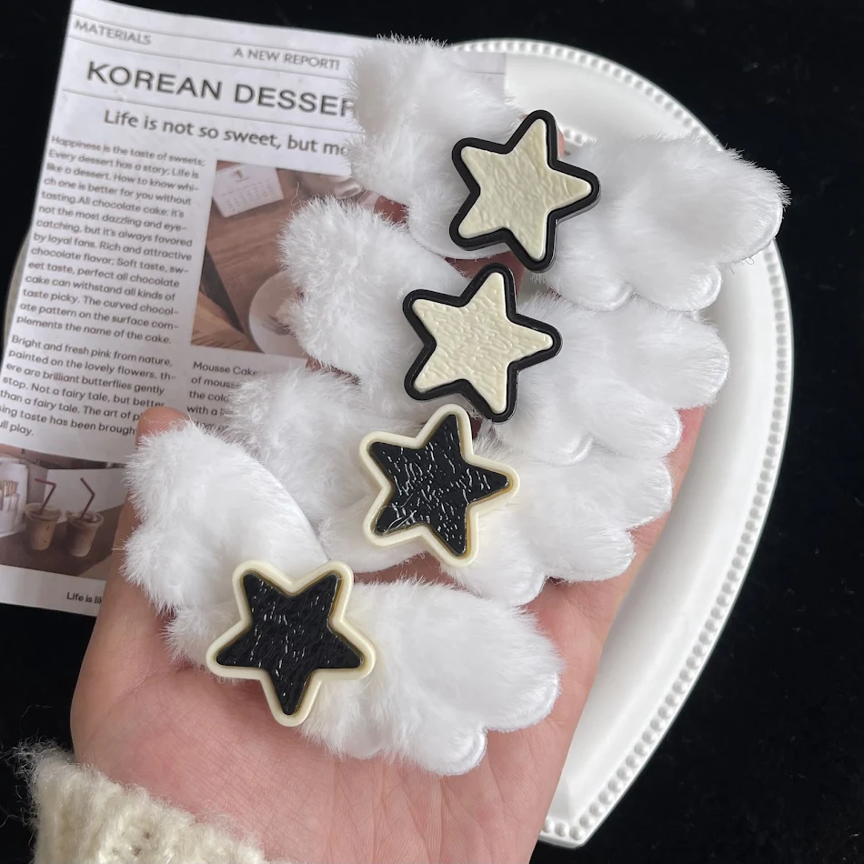 Clip Japonais en Peluche Étoile Ailée Coeur Pentagramme. Un accessoire mignon pour cheveux ou décoration, parfait pour un look kawaii.